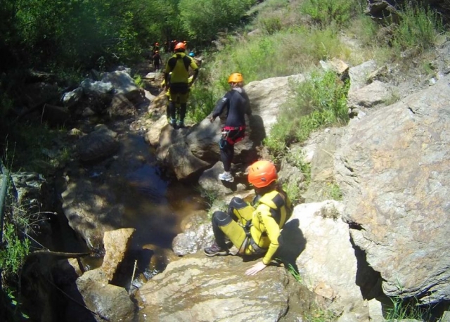 Desde las rocas hasta el arroyo